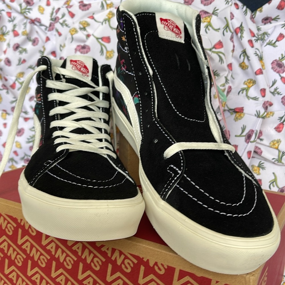 Vans • WMNS Comfycush Sks-
Fatal Floral Black
VN0AZTNOBLK
Sneakers - Picture 7 of 16